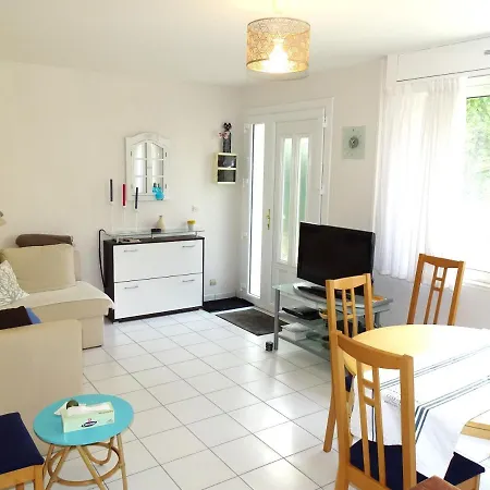 Tres Agreable Au Rez De Chaussee, Situe A 150 M De La De Royan, Ref 1101 Apartment Royan