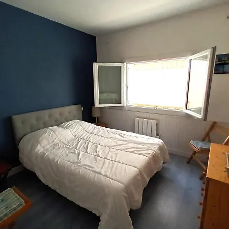 Apartment Tres Agreable Au Rez De Chaussee, Situe A 150 M De La De Royan, Ref 1101 *