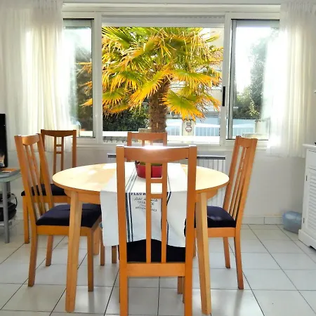 Tres Agreable Au Rez De Chaussee, Situe A 150 M De La De Royan, Ref 1101 Apartment Royan